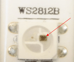 Крупный план светодиода WS2812B со встроенной микросхемой