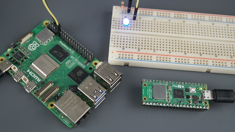 Raspberry Pi с мигающим светодиодом рядом с Pico W