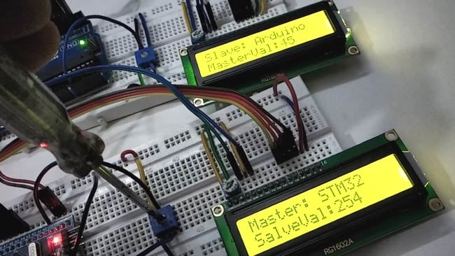 Проверка SPI-связи: значения на двух LCD-дисплеях