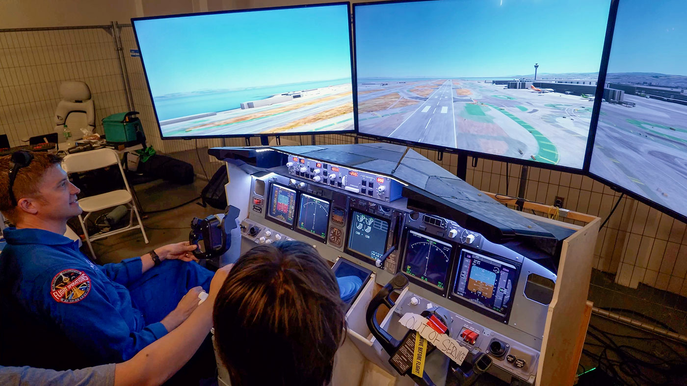 Астронавт NASA Мэттью Доминик сажает Boeing 737 в 3D-печатном авиасимуляторе